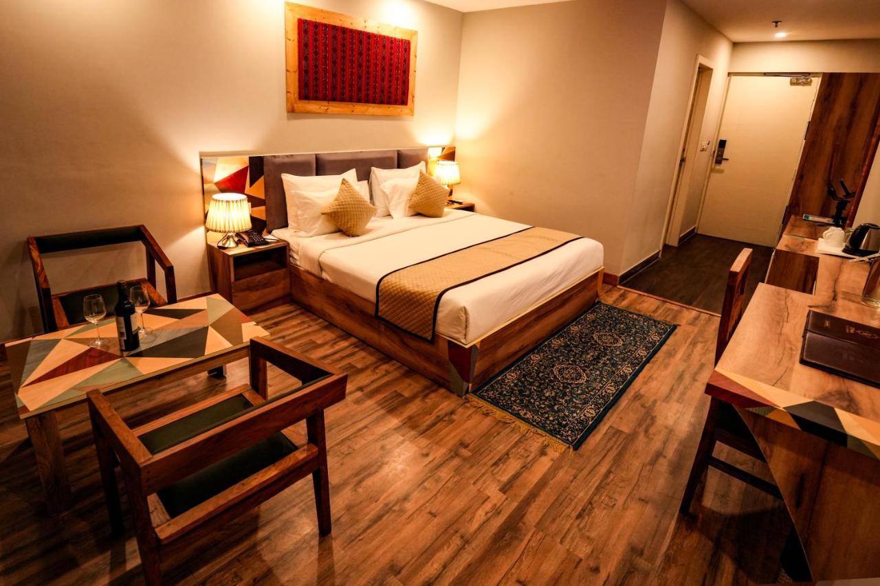 Hotel Square One By D'Polo دارامشالا المظهر الخارجي الصورة