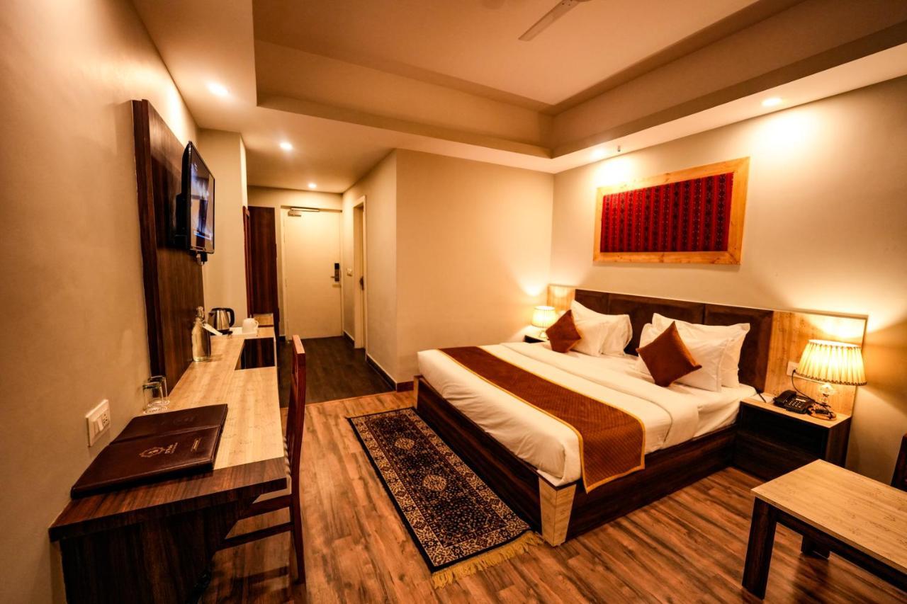 Hotel Square One By D'Polo دارامشالا المظهر الخارجي الصورة