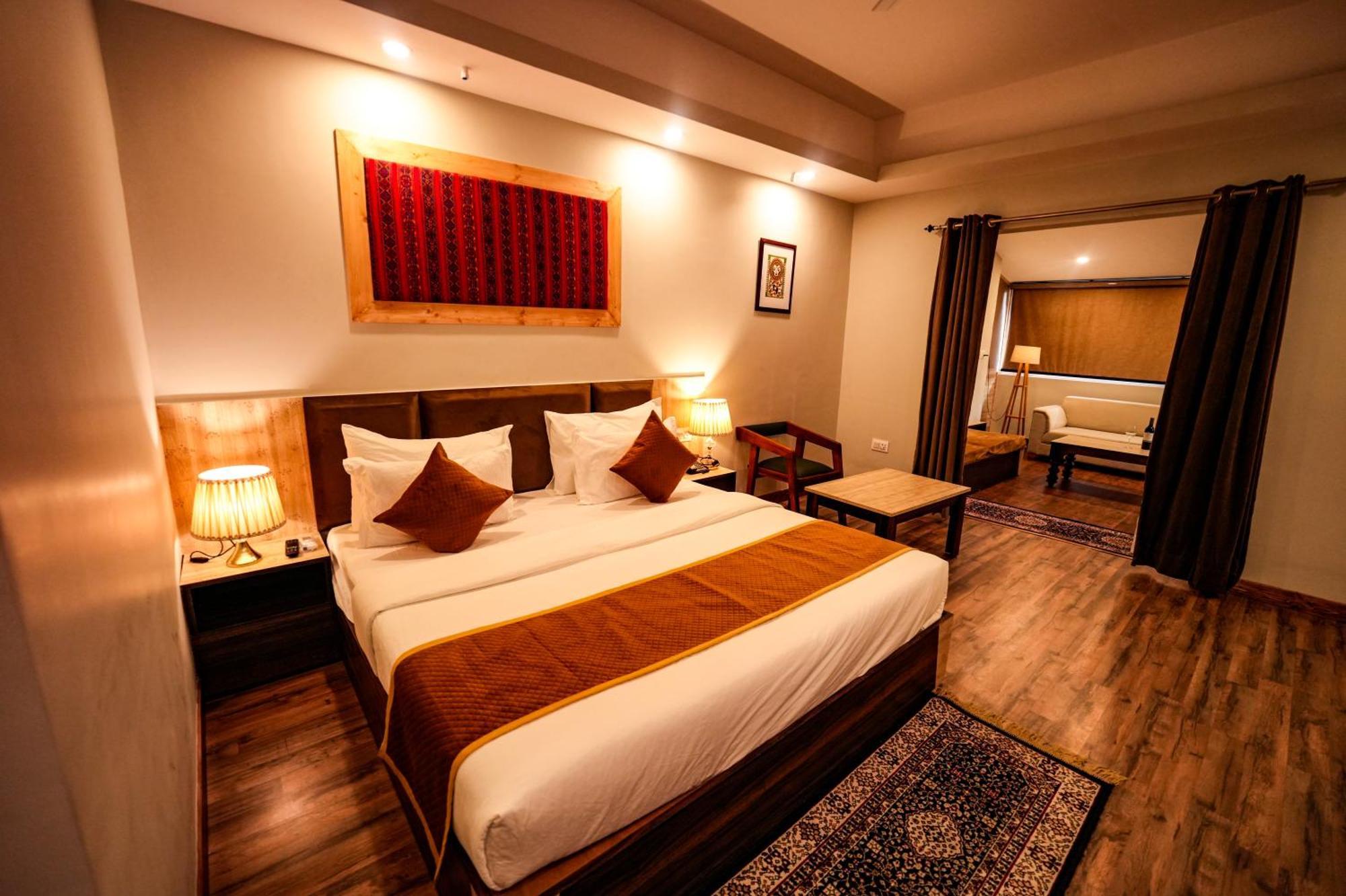 Hotel Square One By D'Polo دارامشالا المظهر الخارجي الصورة